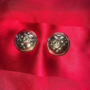 VINTAGE AUTHENTIC CHANEL CC LOGO QUILTED EARRINGS